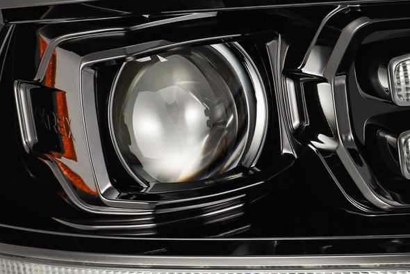 Dodge Ram AlphaRex Pro zwart koplampen close up