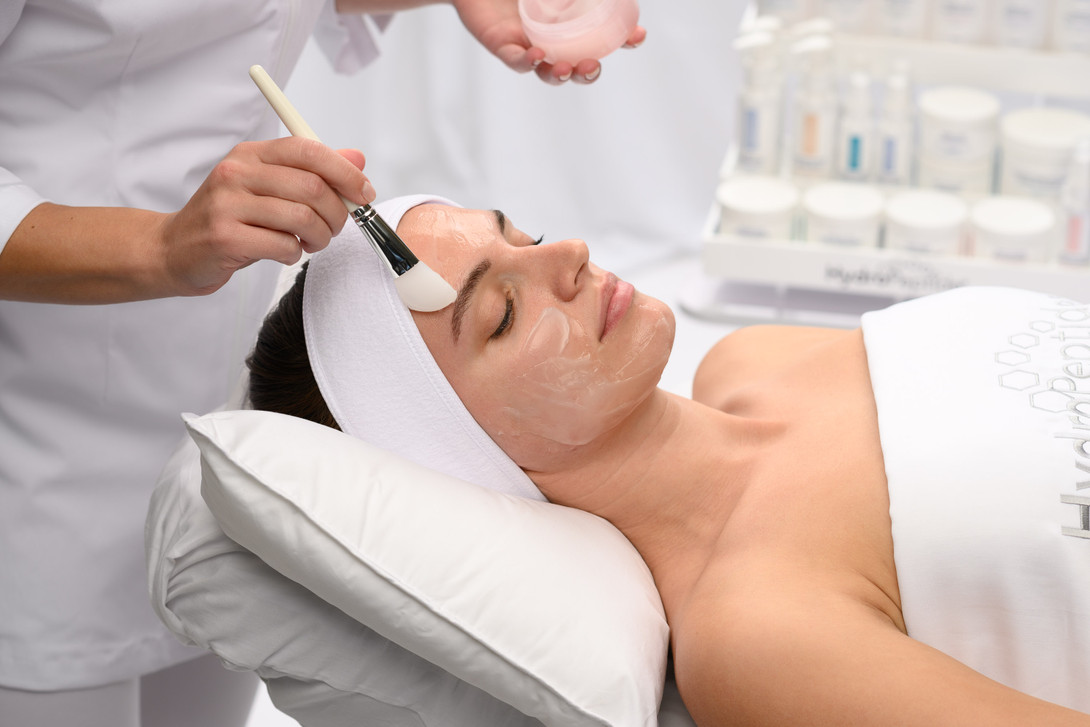 Saybine_Hydropeptide_RHLSM_Hydro-Lock Sleep Mask_application