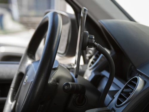 The CravenSpeed Gemini Phone Mount - Bolted Scissor Version installed in a Land Rover LR3