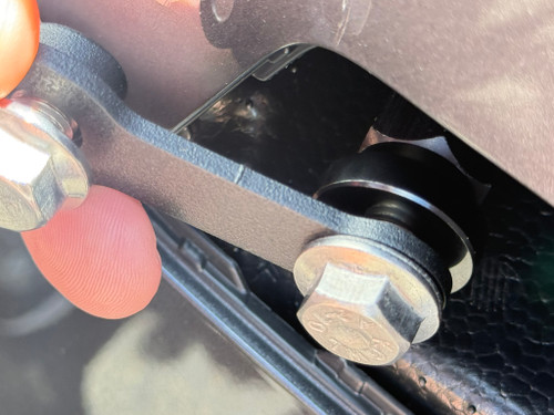 Tighten the flange head cap screw on to the hex bolt. 