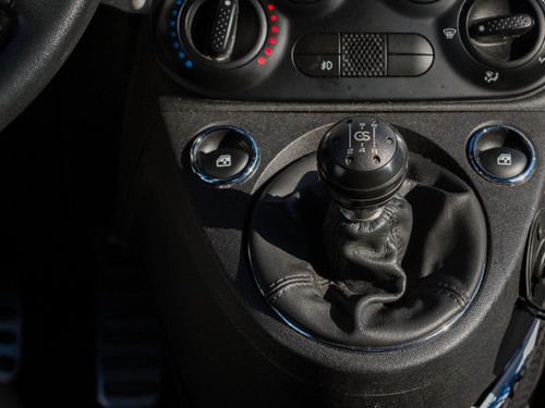 Short Shifter installed on Fiat 500