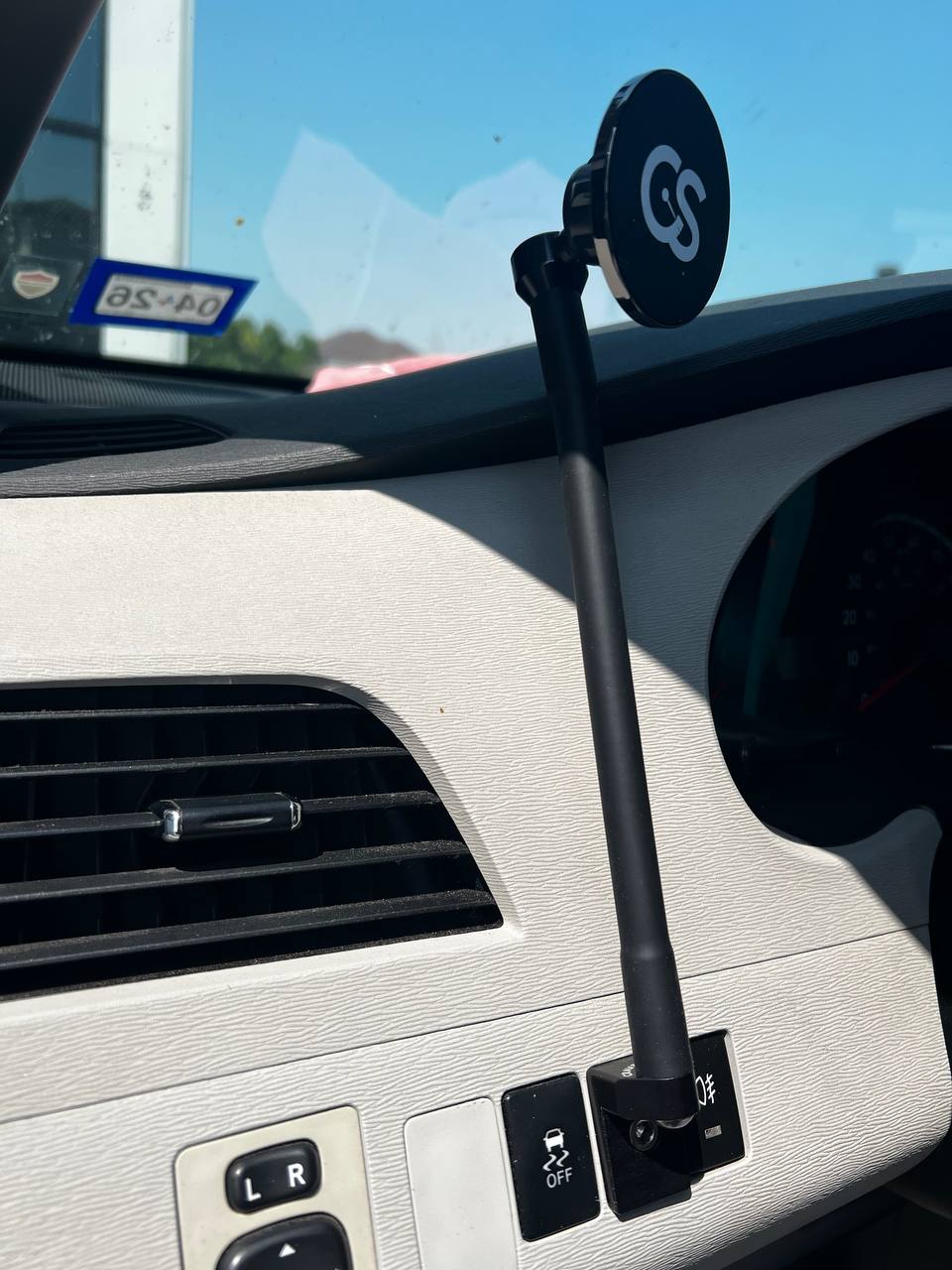 The Gemini Phone Mount for Toyota Sienna 3th gen XL30 2011 to 2020 Magsafe