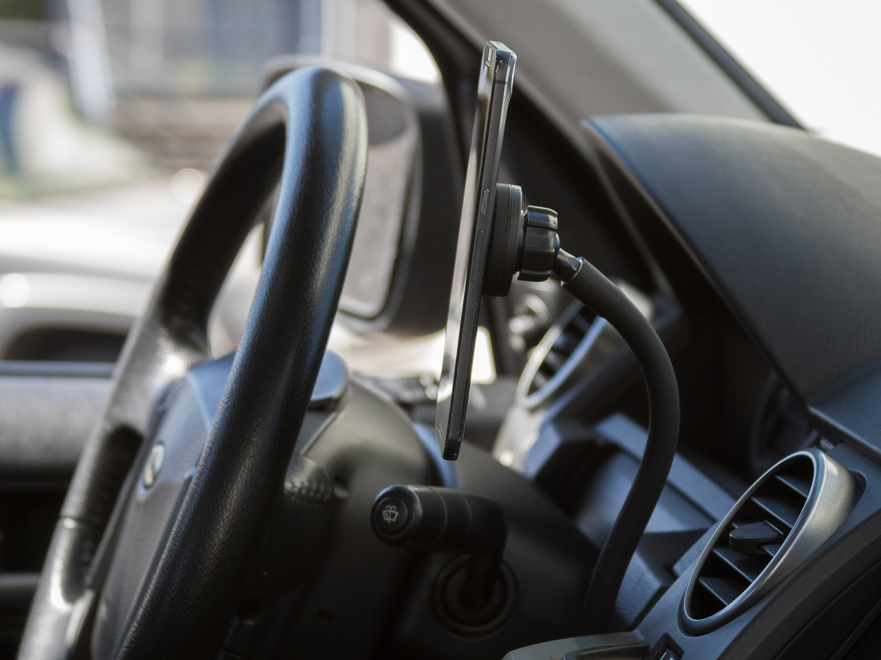 The CravenSpeed Gemini Phone Mount - Bolted Scissor Version installed in a Land Rover LR3