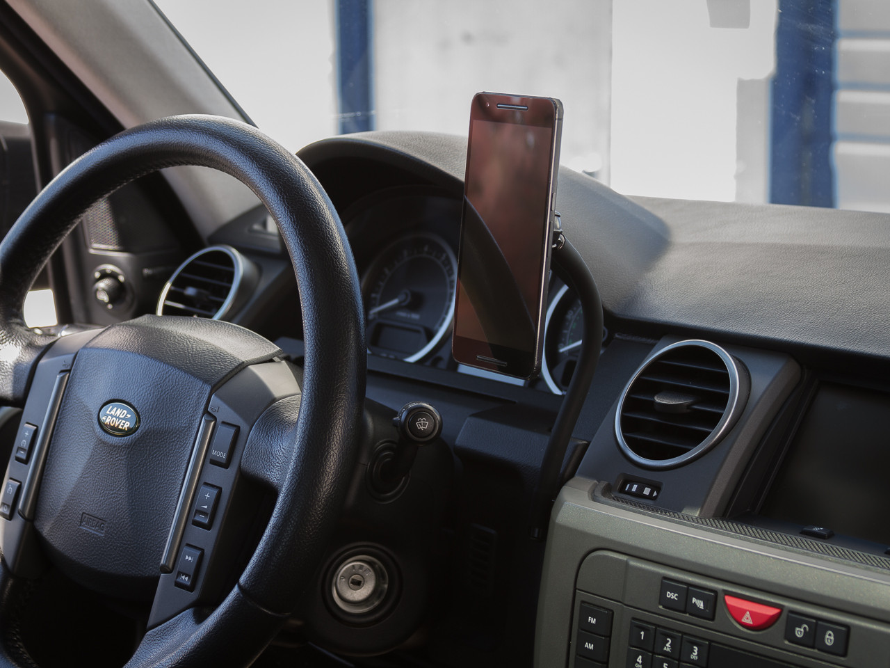 The CravenSpeed Gemini Phone Mount - Bolted Scissor Version installed in a Land Rover LR3
