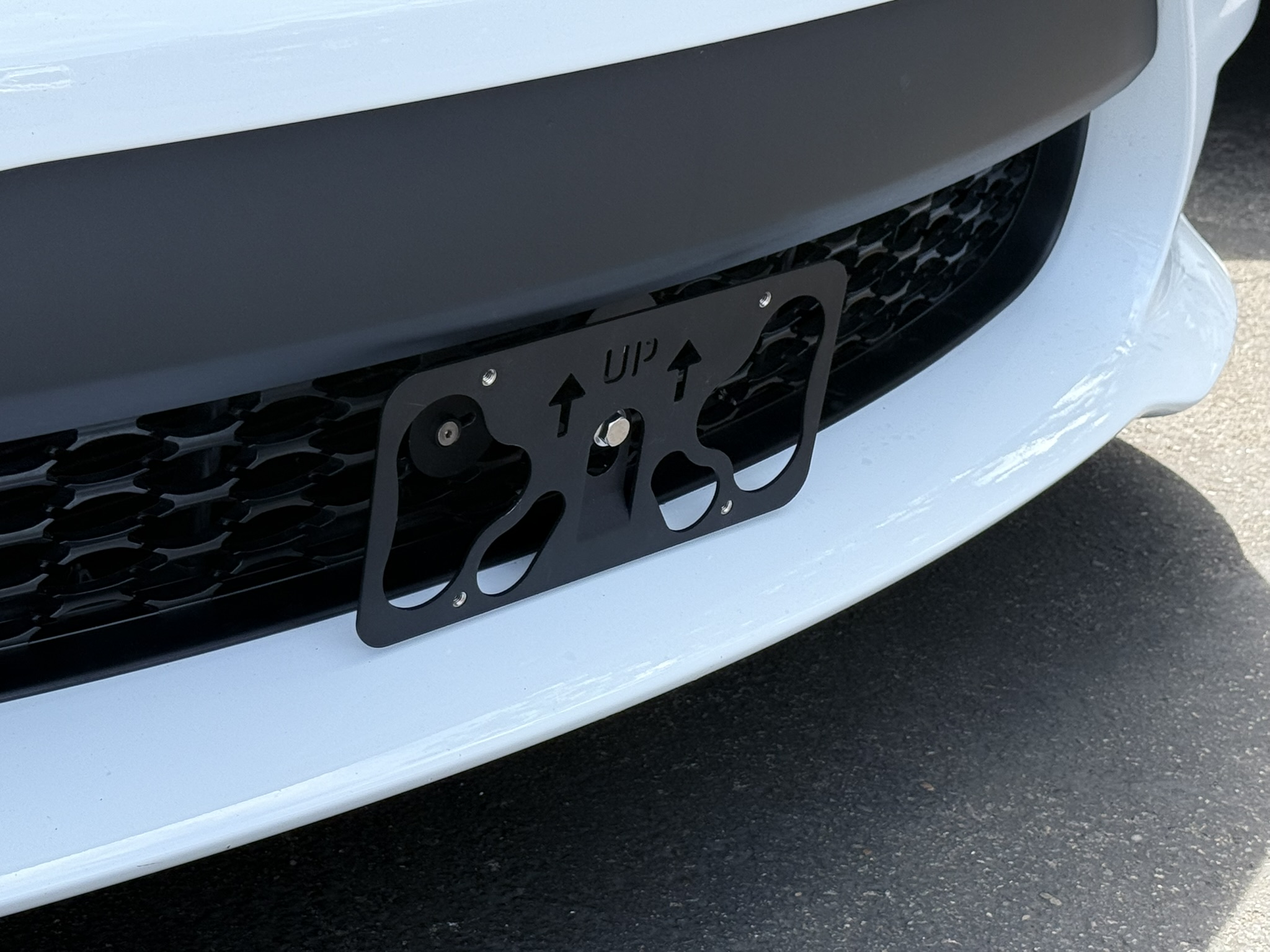 Black Front License Plate Mount Bracket For 2022 Dodge Charger – Diamond Grille Mesh Mount, No Drilling, 6061 Aluminum
