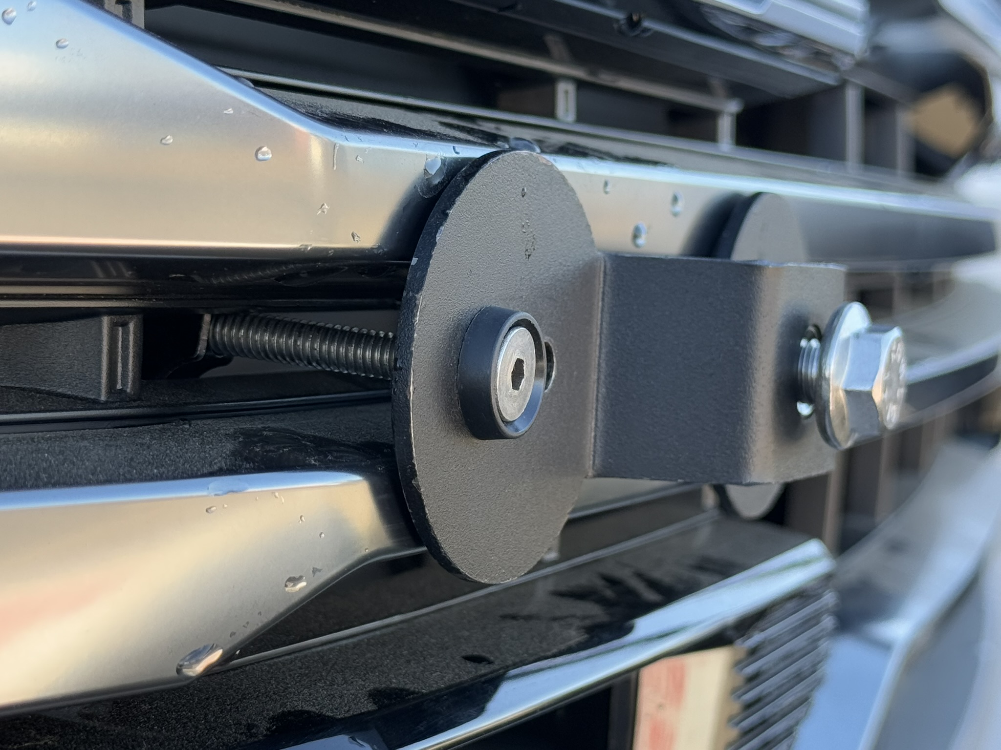 The plate bracket can be mounted horizontally on  the AT4 trim. 