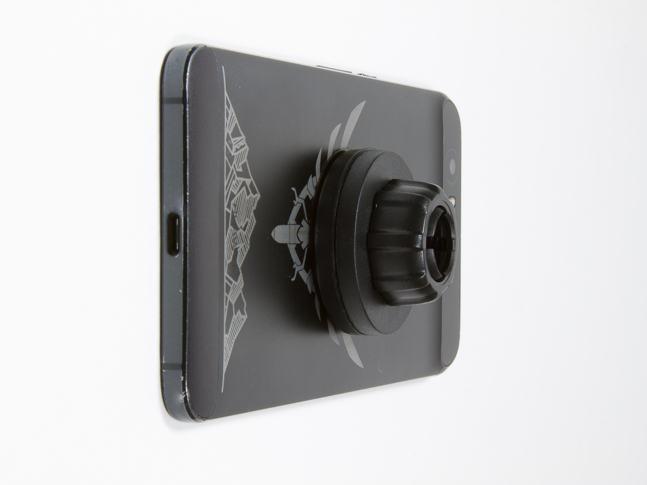 Magnetic base attached to a Nexus 6P