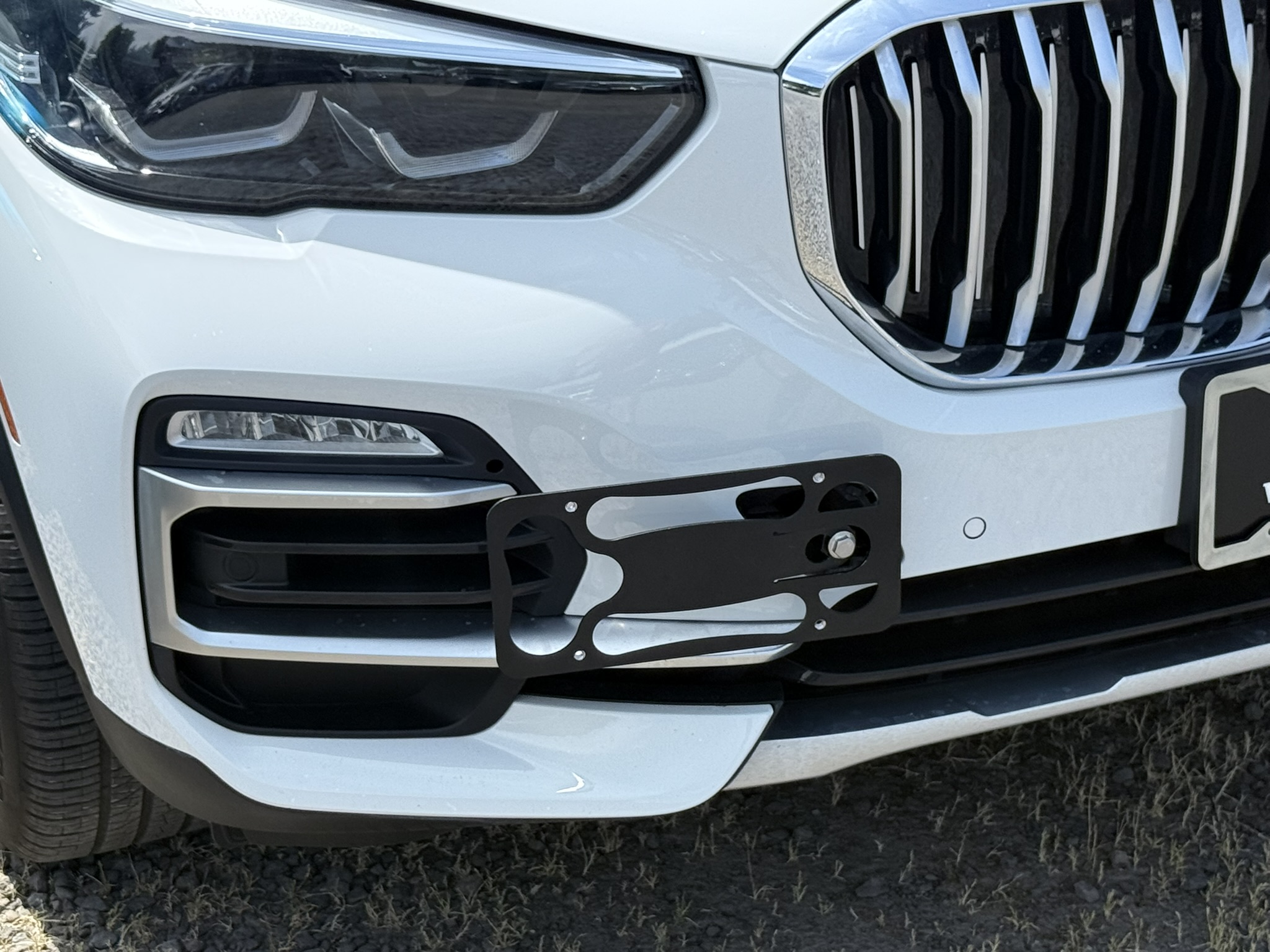 The Platypus License Plate Mount for BMW X5 G05 2019 to 2025 sDrive40i/xDrive40i (Shown on a pre-facelift 2020 X5 xDrive40i