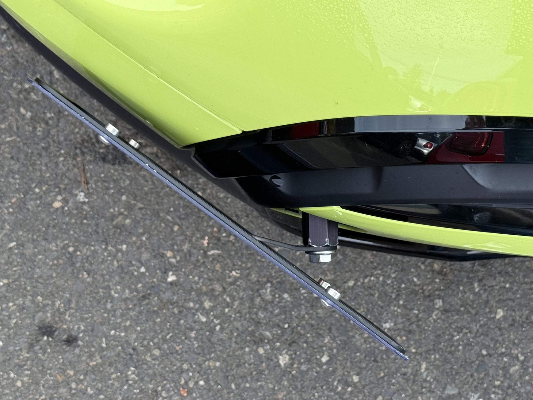 To avoid setting off the proximity alert, angle the plate bracket as shown
