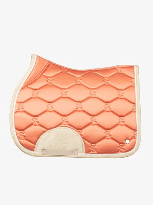 PS of Sweden Jump Saddle Pad - Essential

Anatomically shaped saddle pad with PS monogram quilting, and suede binding and saddle girth protection. Our saddle pads have extra space at the whithers, and our unique stop-cushions that keep the saddle pad in place under the saddle. Underside is Quick-Dry material that transports moisture and is anti-bacterial.

- Extra space at the withers
- Stop-cushions to prevent the saddle pad from sliding
- Quick-dry, moisture-wicking inside
- Antibacterial underside
- Dirt repellent material on the top