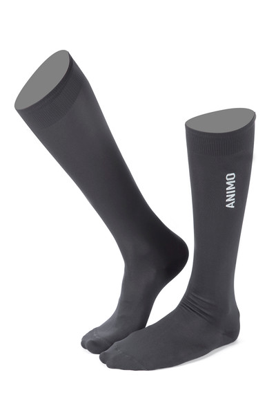 The riding socks Tommie by Animo from the spring/summer collection 2022 convince besides the material properties also by the trendy colors and the modern design. The thin material made of polyamide and elastane is particularly suitable for the warm days of the year. The fabric is particularly breathable and quick-drying. Due to the rapid removal of moisture, you keep dry feet and a comfortable feeling. The wide ribbed waistband with elastic band prevent the socks from slipping down. On the outside of the calf Animo lettering was applied in contrasting color. Due to the good fit and different colors, the riding socks are suitable for every rider. The riding socks Tommie by Animo from the spring/summer collection 2022 convince besides the material properties also by the trendy colors and the modern design. The thin material made of polyamide and elastane is particularly suitable for the warm days of the year. The fabric is particularly breathable and quick-drying. Due to the rapid removal of moisture, you keep dry feet and a comfortable feeling. The wide ribbed waistband with elastic band prevent the socks from slipping down. On the outside of the calf Animo lettering was applied in contrasting color. Due to the good fit and different colors, the riding socks are suitable for every rider.