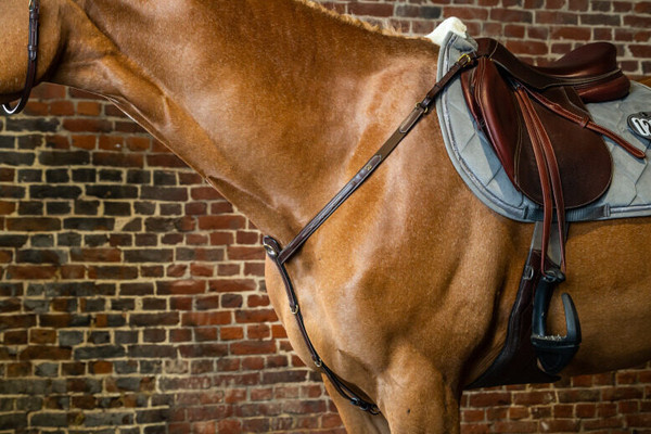 Breastplate in slightly square-raised leather with decorative topstitching