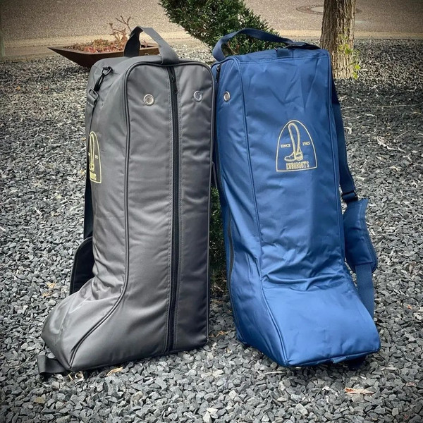 - Durable outer fabric to protect your boots
- Padded
- Reinforced middle panel to keep your boots upright
- Reinforced water resistant base
- 4 stud feet to keep the bag from being damaged on rough surfaces
- 4 vent holes for airflow
