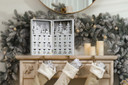 Lifa Living Herbruikbare houten countdown kalender met 24 vakjes. Afmetingen: 49cm opengeklapt, 40 x 24 x 8 dichtgeklapt