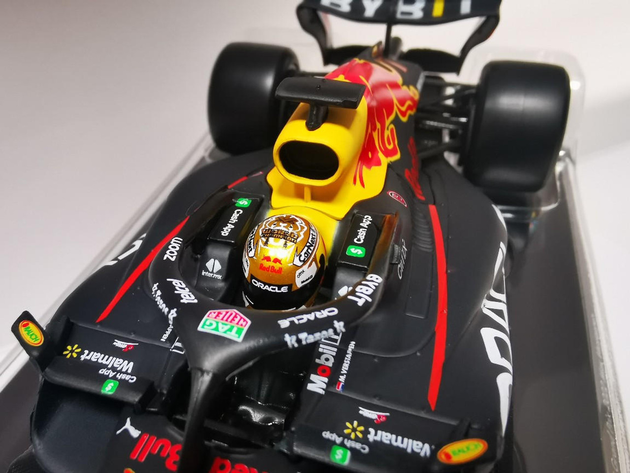 Burago 1/24 Red Bull Toy Tyre Changing Racing Car (2021) Verstappen Playset  - Wonderland Models, B18-28015V