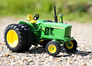 Britains 1/32 John Deere 4020 (With Dual Rear Wheels) Diecast Model Britains 1/32 John Deere 4020 (With Dual Rear Wheels) Diecast Model