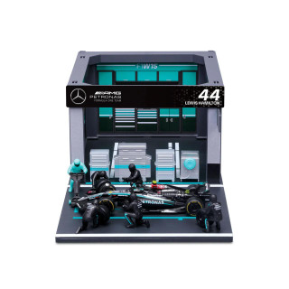 Burago 1/43 F1 Mercedes AMG W15 2024 Lewis Hamilton Pit Pass Diorama