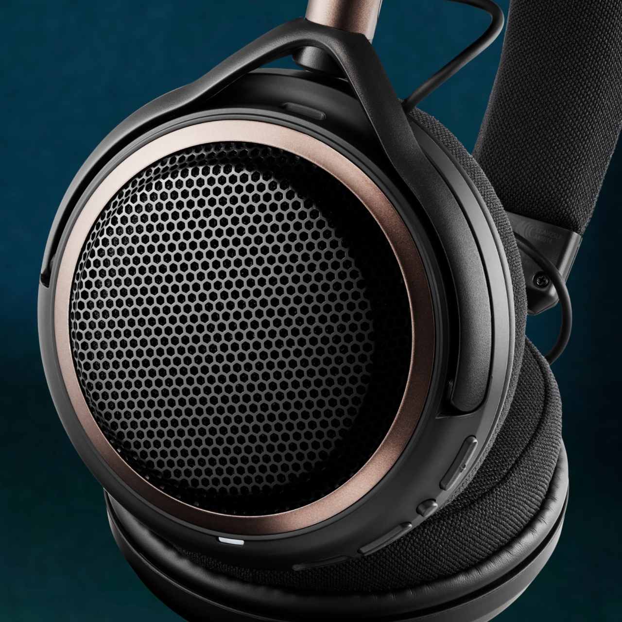 audio-technica-ath-al5nc-headphones-hero-stereophonic.png