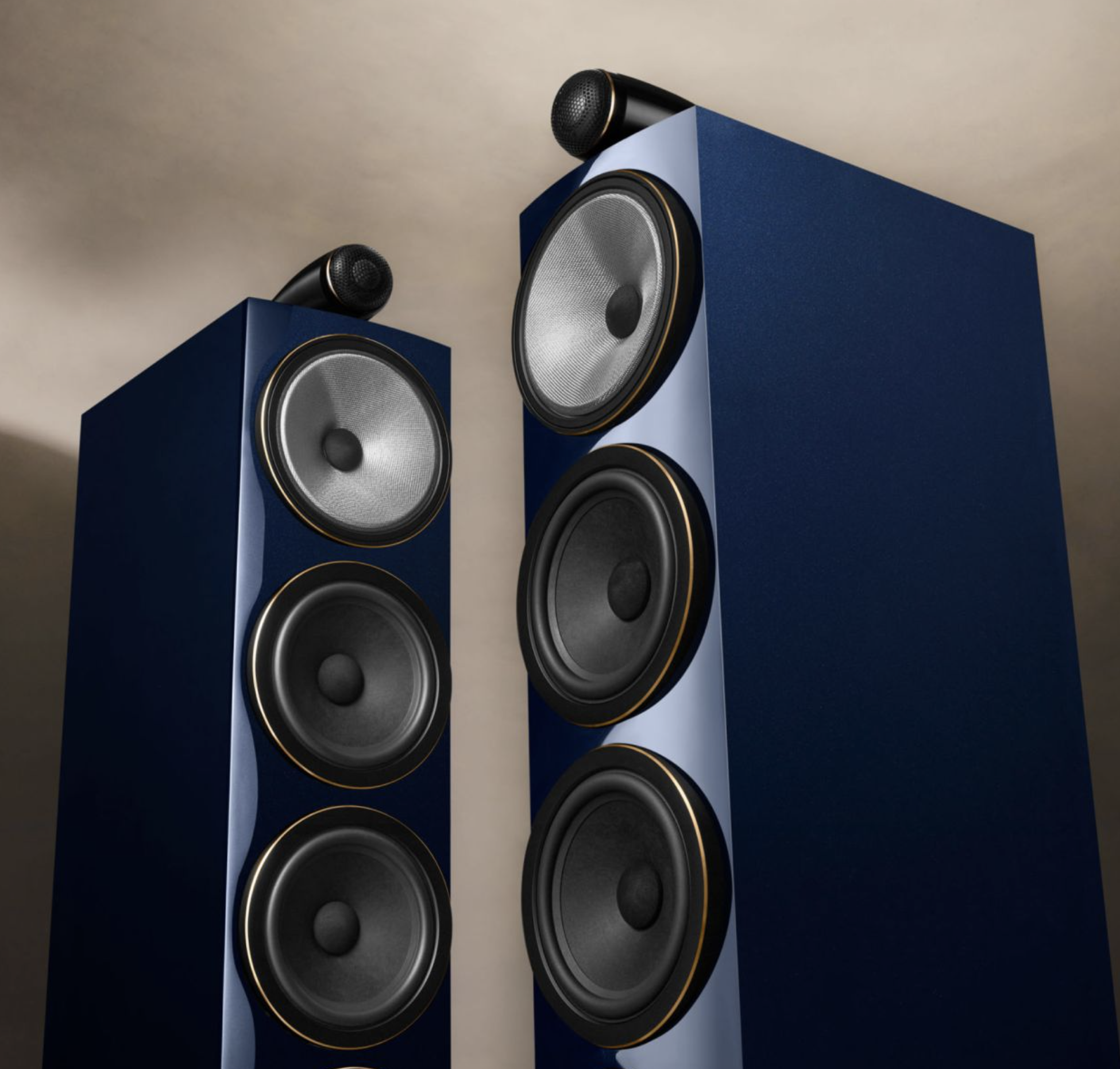 b-w-702-s3-signature-floorstanding-speakers-hero-design-stereophonic.png