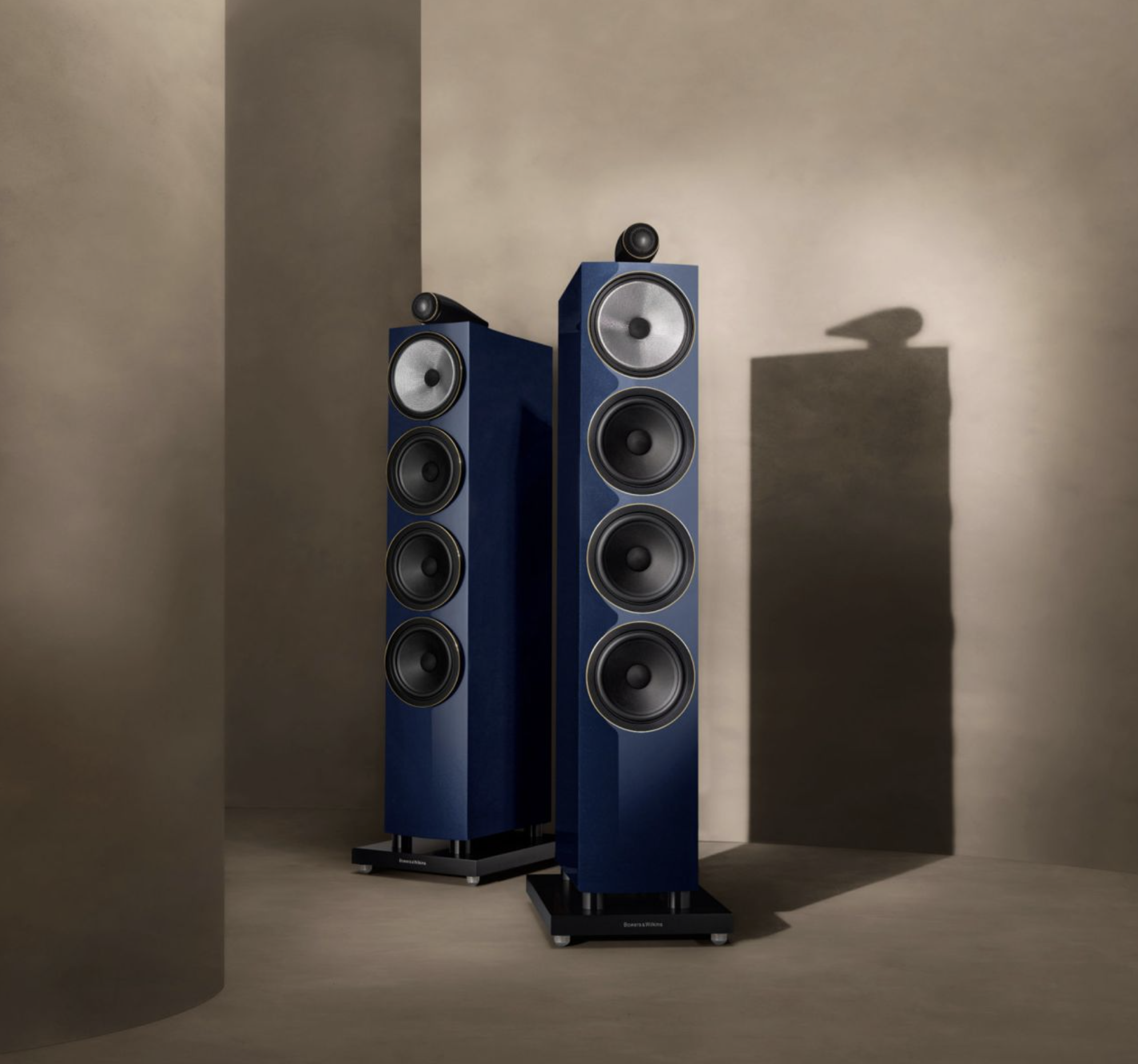 b-w-702-s3-signature-floorstanding-speakers-hero-pair-stereophonic.png