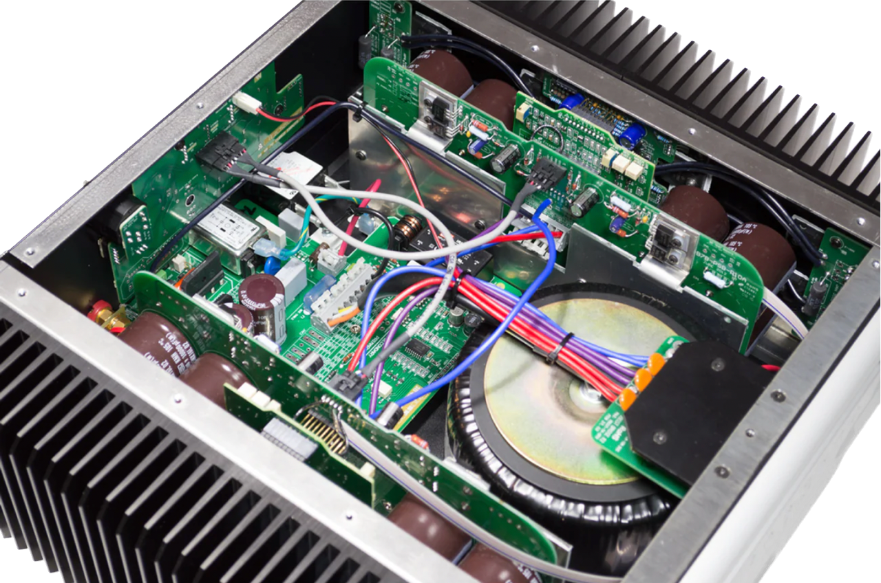 bryston-7b-cubed-mono-amplifier-silver-inside-hero-stereophonic.png