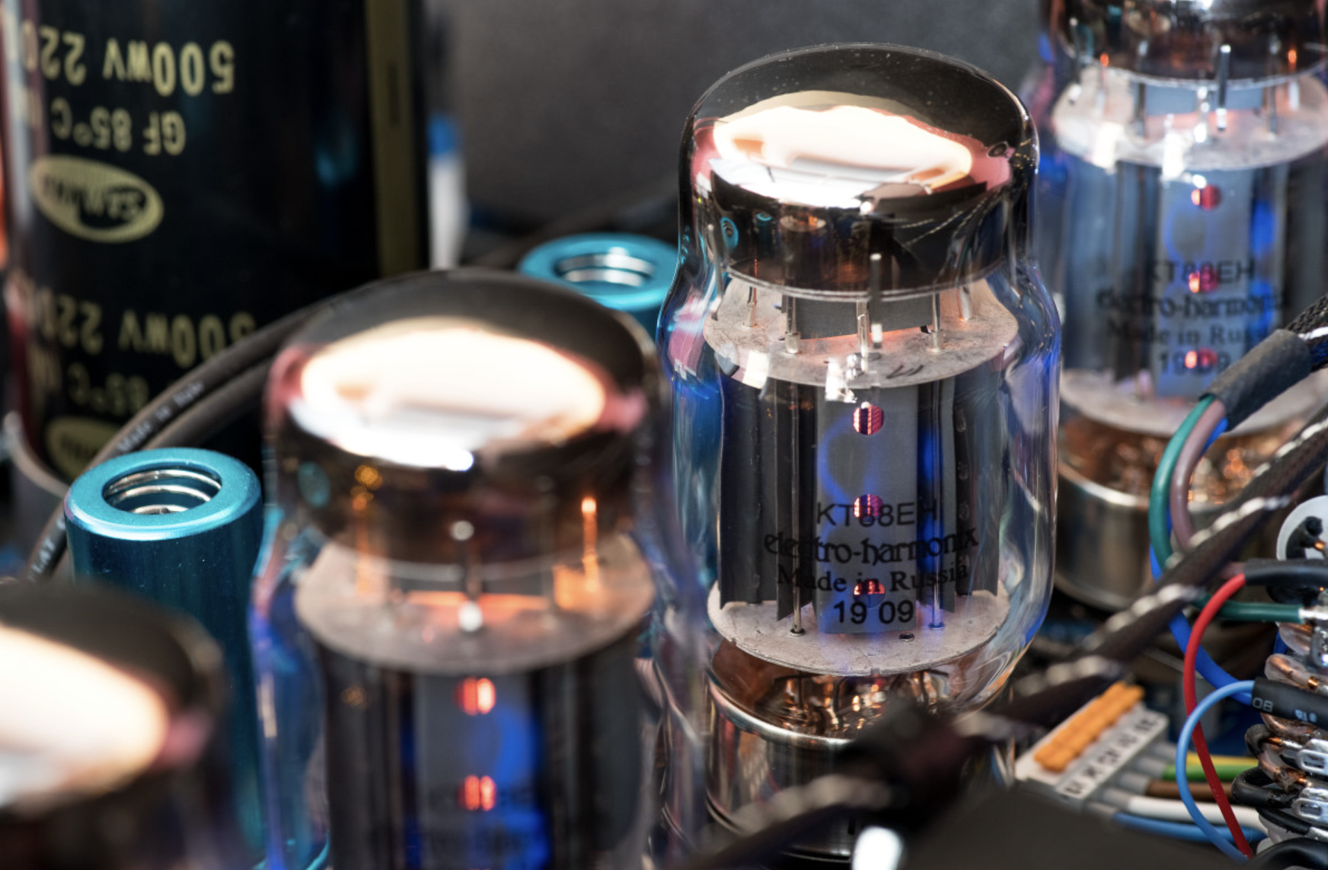 canor-virtus-i2-integrated-tube-amplifier-carefully-chosen-tubes-stereophonic.png