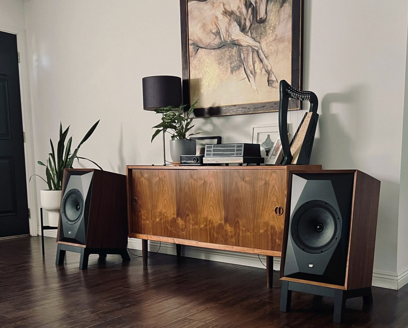 mobile-fidelity-sourcepoint-10-master-edition-invidivual-loudspeaker-satin-walnut-hero2-stereophonic.png