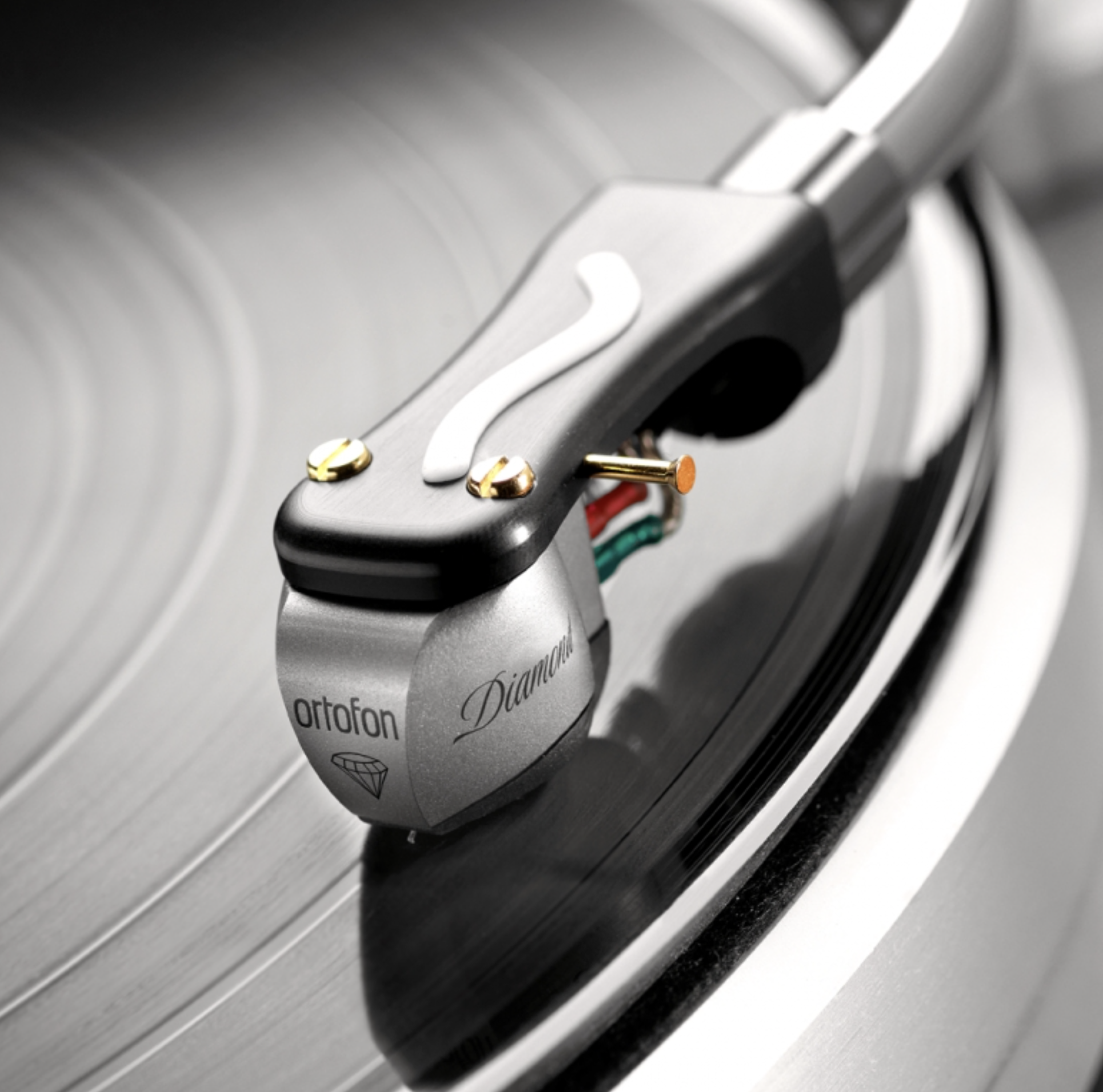 ortofon-mc-diamond-moving-coil-cartridge-hero3-vinyl-revival.png