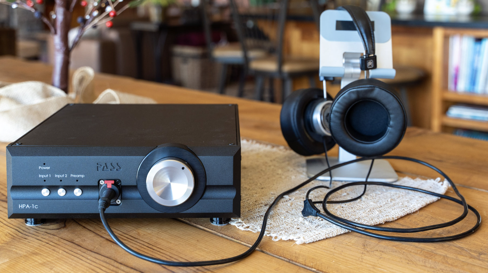 pass-labs-hpa-1c-stereo-headphone-amplifier-hero-stereophonic.png