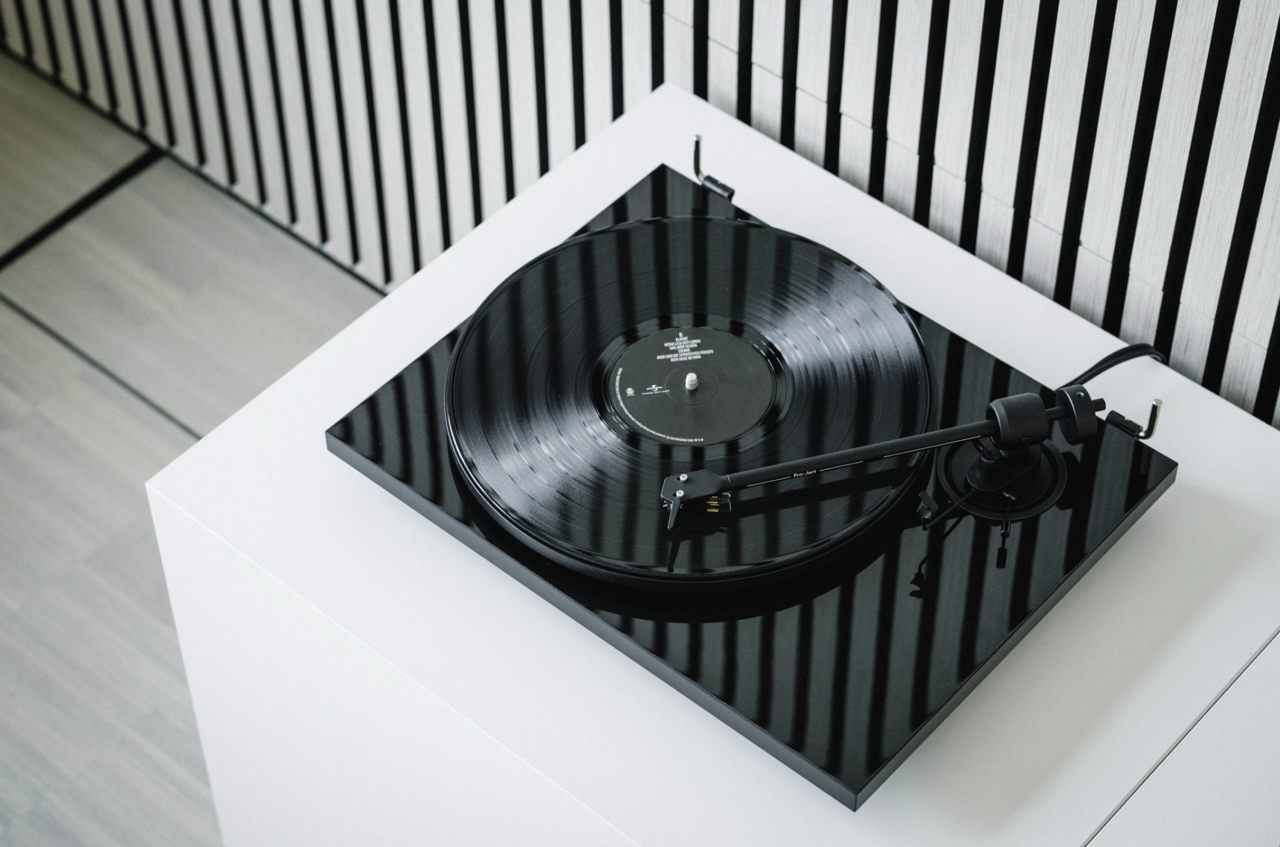 project-e1-phono-turntable-with-pick-it-mm-e-cartridge-black-hero-vinyl-revival.png