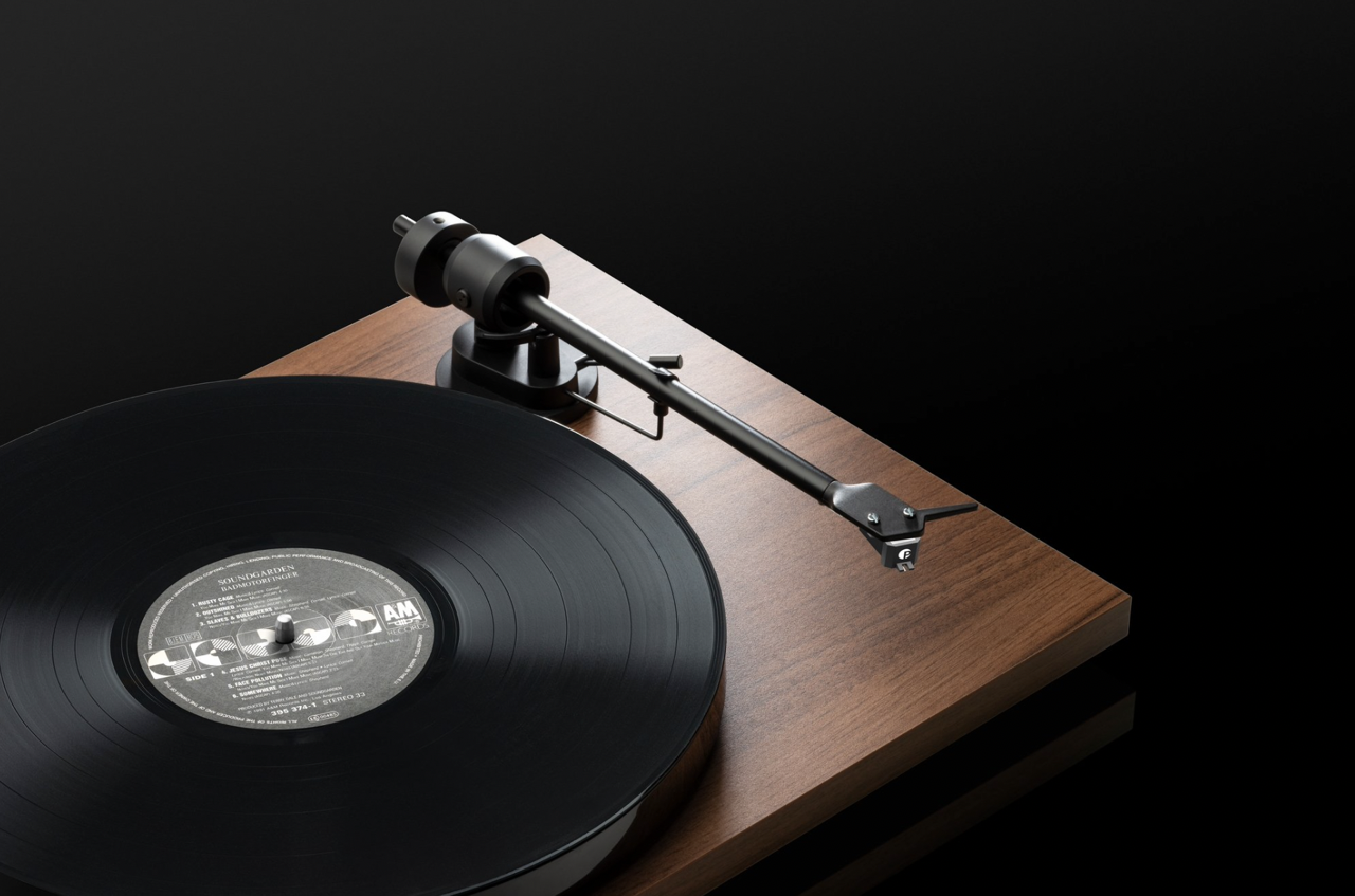 project-e1-phono-turntable-with-pick-it-mm-e-cartridge-walnut-hero-stereophonic.png