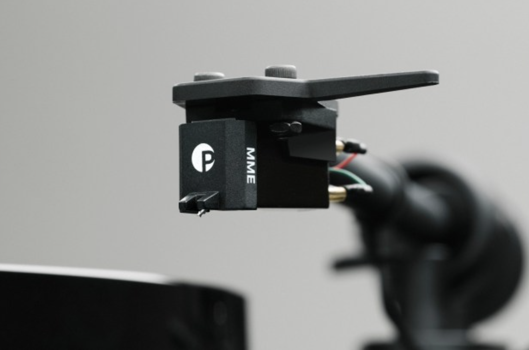 project-e1.2-turntable-with-pick-it-mm-e-cartridge-closeup-stereophonic.png