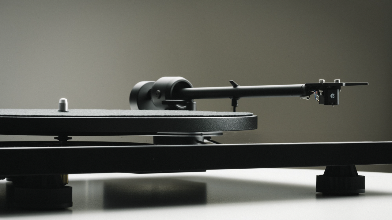project-e1.2-turntable-with-pick-it-mm-e-cartridge-pick-it-stereophonic.png