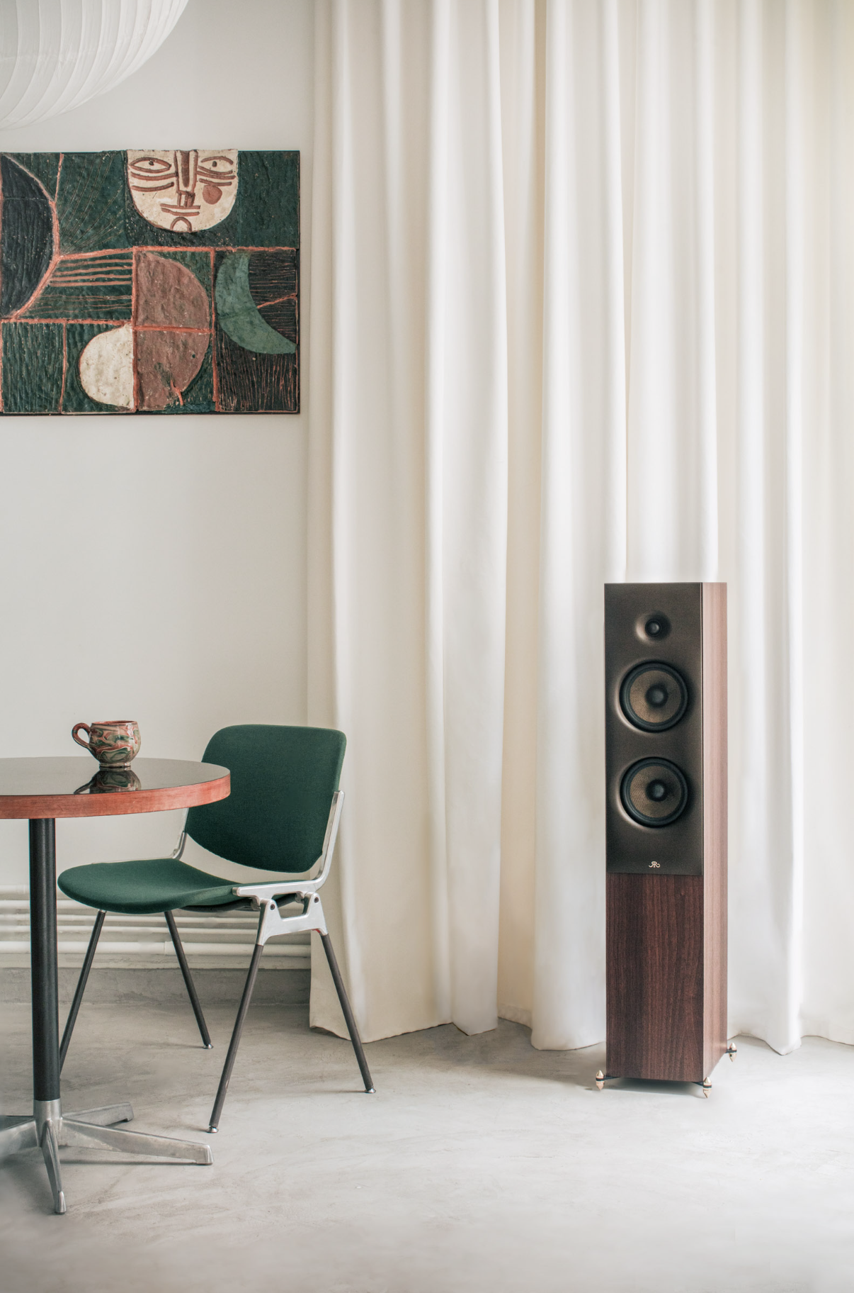 revival-audio-sprint-4-floorstanding-speakers-in-room-stereophonic.png