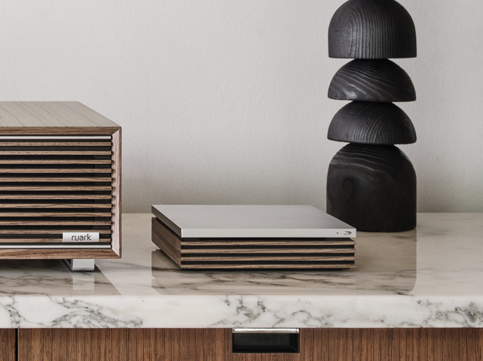 ruark-audio-r-cd100-cd-player-in-room-hero-stereophonic.png ruark-audio-r-cd100-cd-player-in-room-hero-stereophonic.png