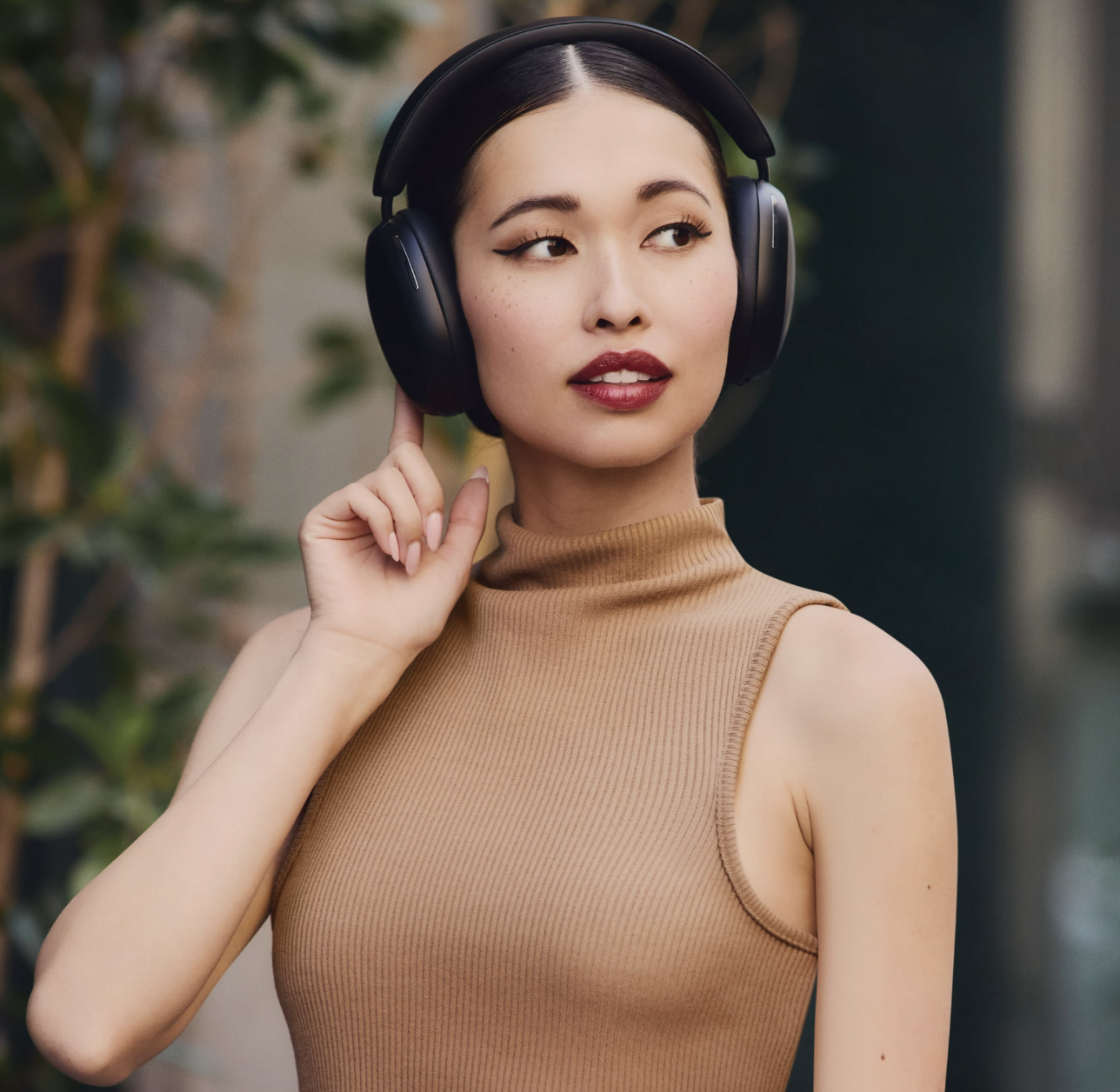 sonos-ace-headphones-black-hero-vinyl-revival.png