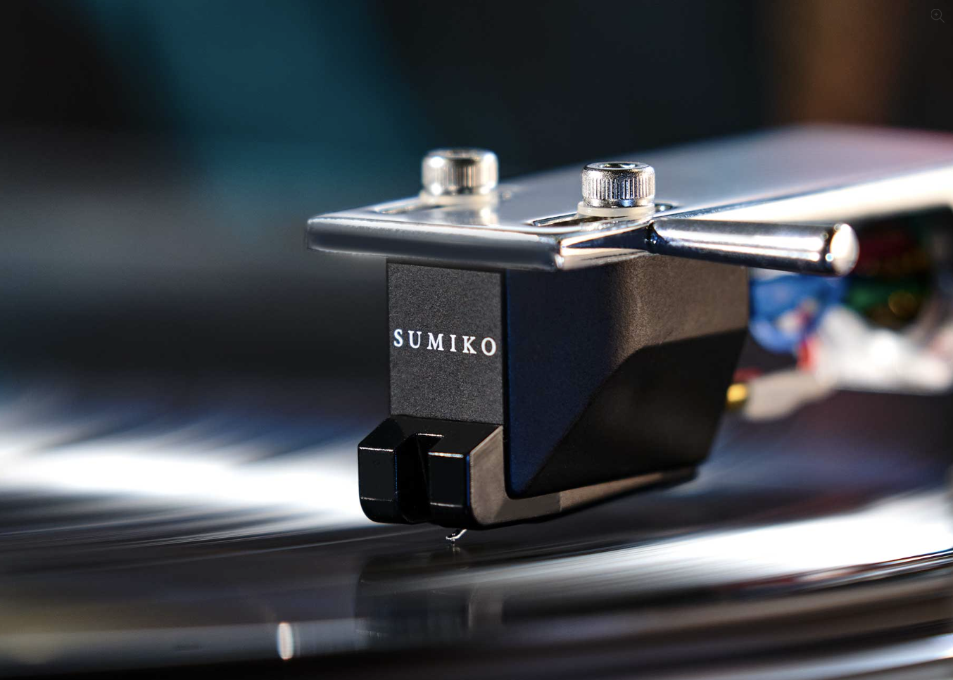 sumiko-amethyst-high-output-mm-cartridge-in-use-stereophonic.png
