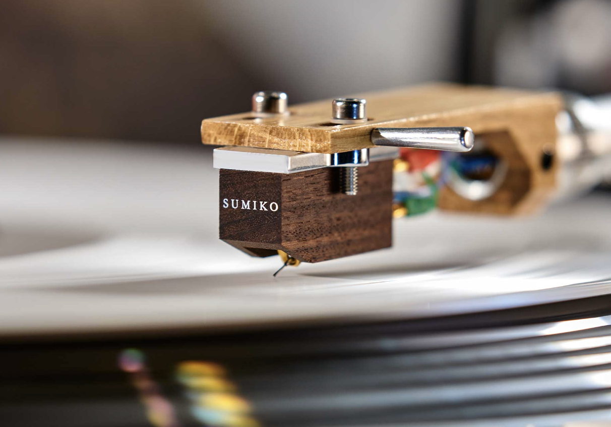 sumiko-palo-santos-presentation-low-output-mc-cartridge-in-use-stereophonic.png