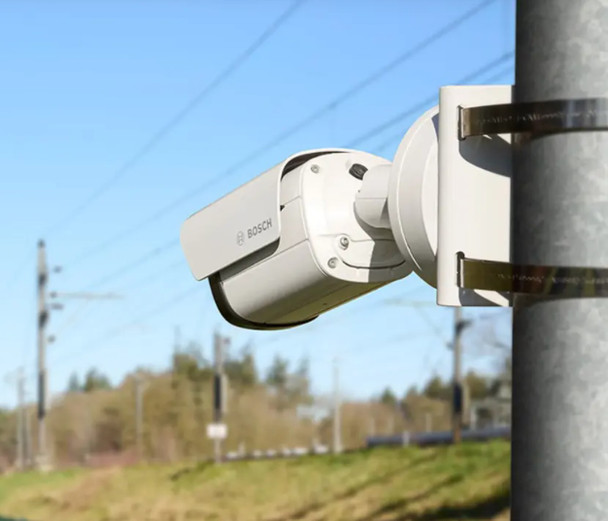 Bosch IQsight DINION Thermal IP Camera 8100i QVGA pole mounted fence scene