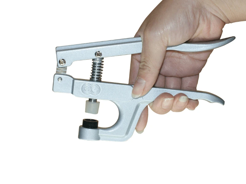 Basic pliers for applying plastic snaps