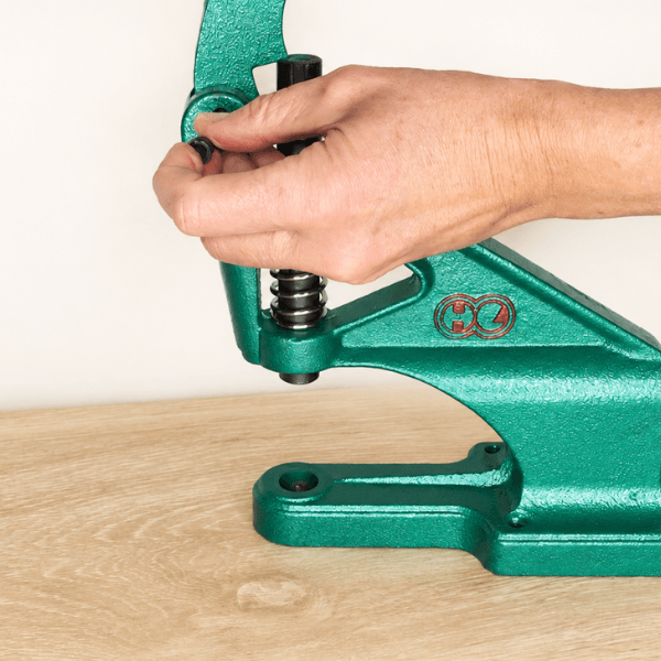Attaching the handle to the DK93 Table Press