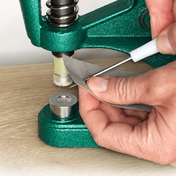 Positioning snap socket in the upper die