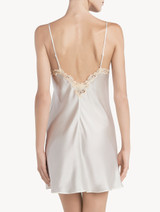 Slipdress bianca in raso di seta con ricamo a frastaglio_2