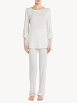 Pigiama in modal stretch blu con pizzo Leavers e chiffon di seta_1