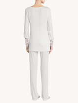 Pigiama in modal stretch blu con pizzo Leavers e chiffon di seta_2