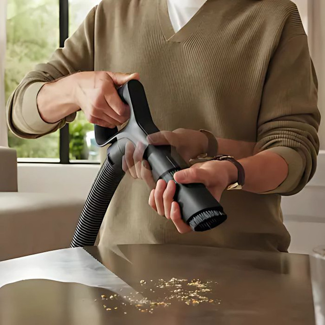Dusting brush extends from handle