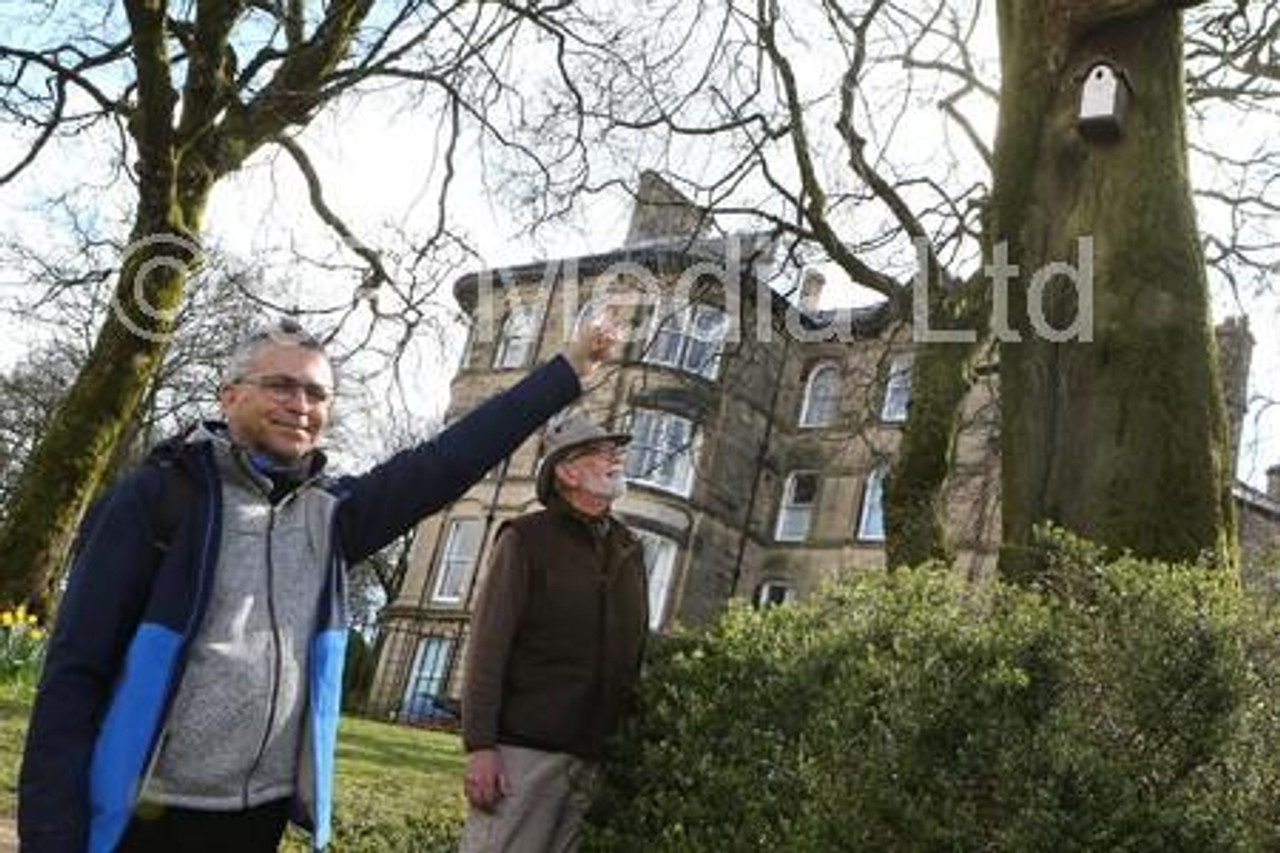 39406095 Maurice Barker of the Grapevine Centre and Steve Bradshaw from the Buxton Town Team marking the two groups collaboration to provide bird