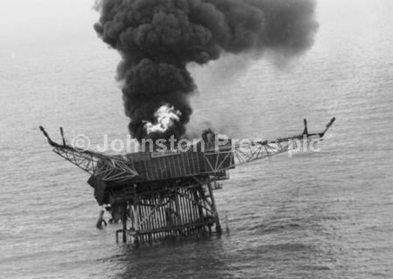 22655937-The world s worst oil rig disaster - 167 people were killed when  Occidental Petroleum s Piper Alpha oil rig in the North Sea exploded after  a 