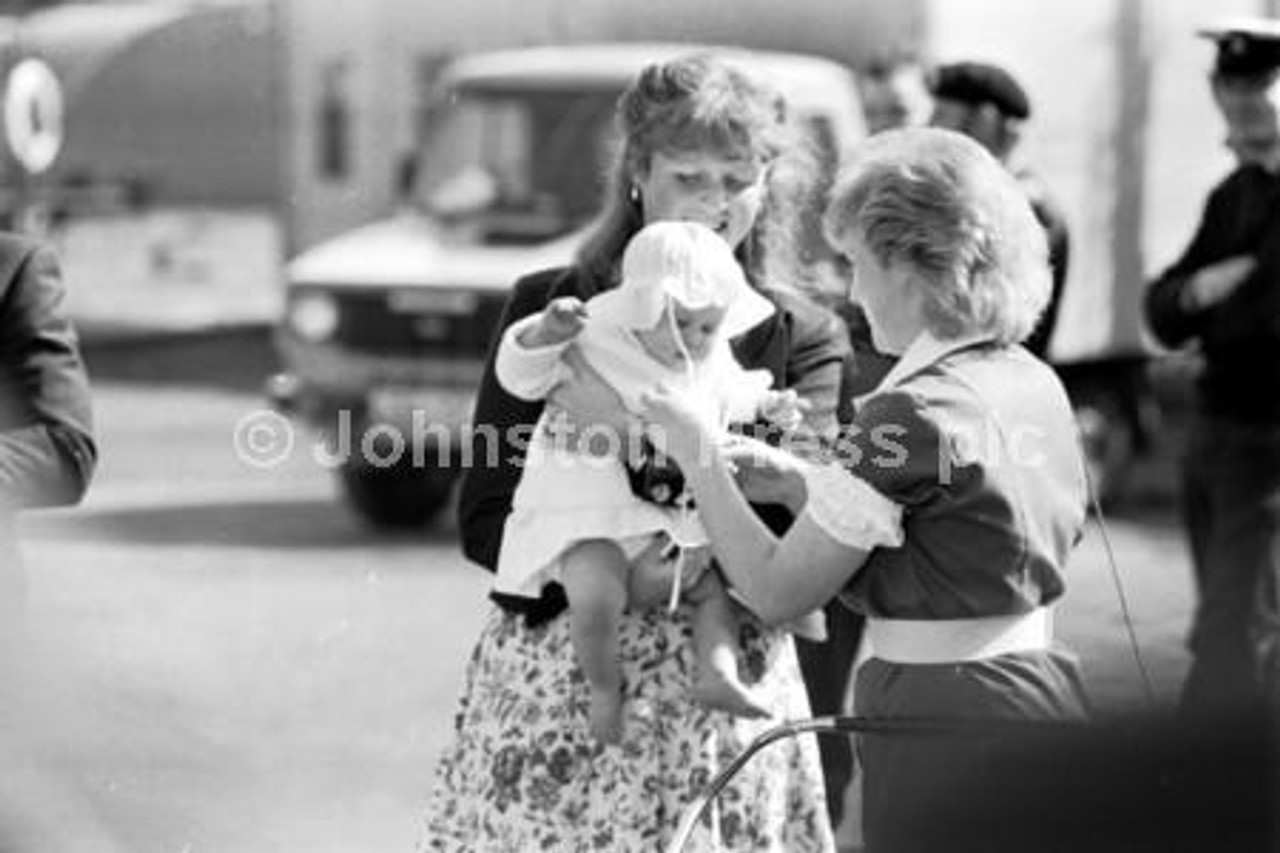 22665560 Sarah Ferguson Duchess of York with baby Princess Beatrice waiting for Prince Andrew to arrive at Rosyth April 1989. The Royal nanny