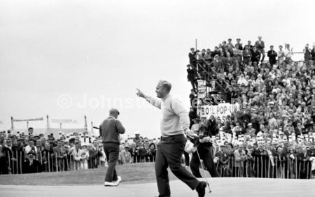 23443587-American legend Jack Nicklaus shows the crowd the golf ball he  just putted at the final hole as he wins the British Open at Muirfield in  July